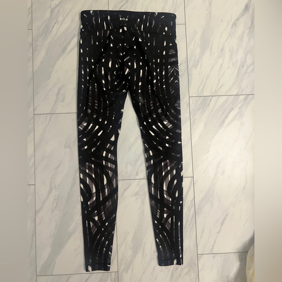 Lululemon Athletica Black and White Patterned Leggings Size 8 - Picture 2 of 6